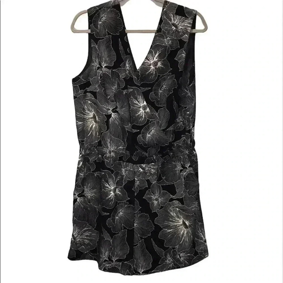 Loft Outlet Abstract Floral Black White Sleeveless Romper Size LP - Picture 1 of 7